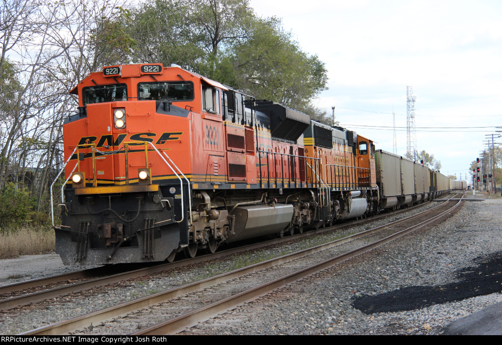 BNSF 9221 & BNSF 8956